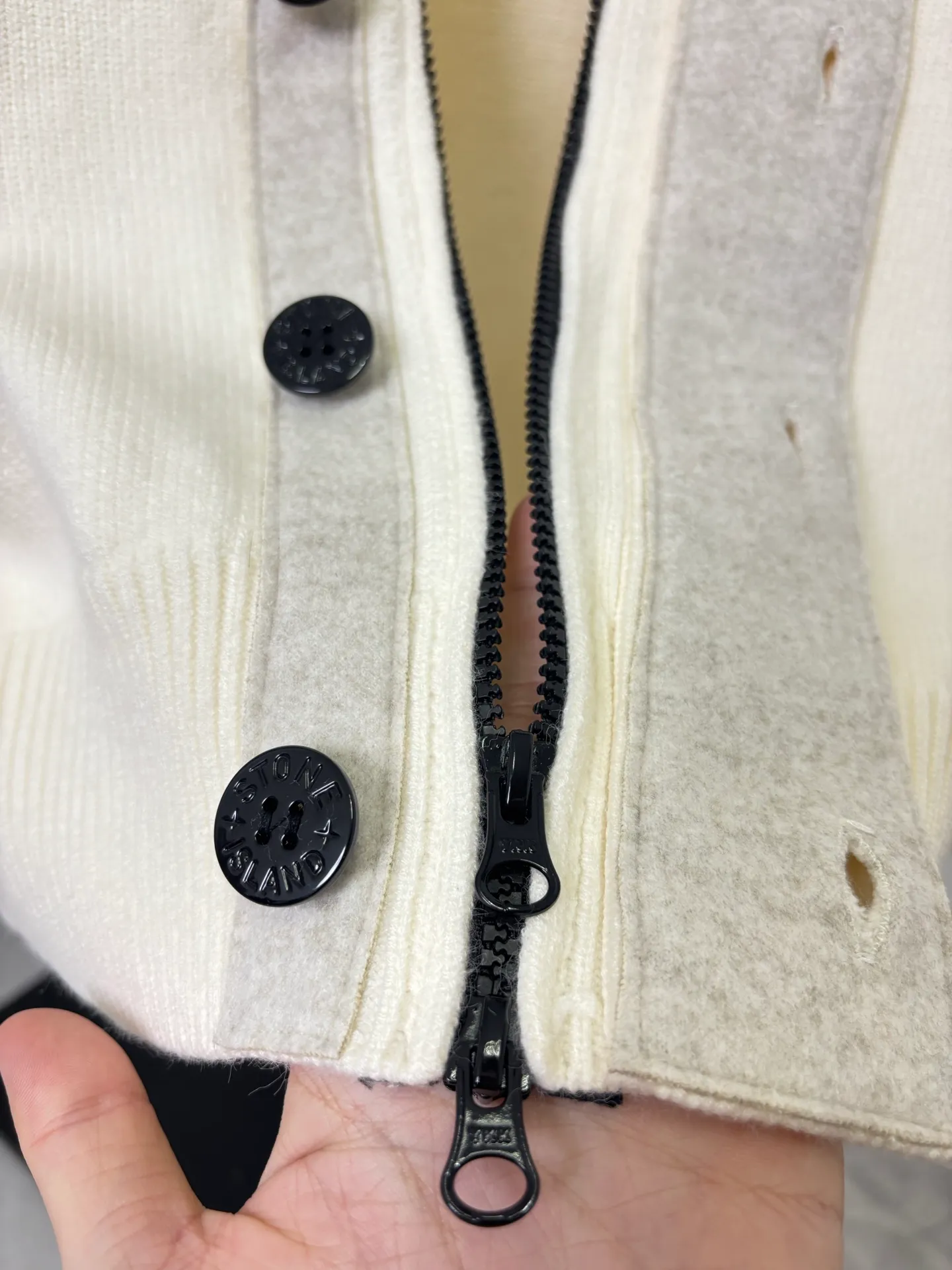 P340 Style number: DC172# Stone Island knitted woolen splicing wool cardigan jacket. The whole garment is made with high-quality machines imported from Germany. Three types of machines. Three weaving methods. The process is complex and tedious. Customized color-dyed wool➕wool splicing. High gram weight, high density and ultra-high quality. The wool is soft, delicate and skin-friendly, and feels soft and silky! The inside is a zipper design and the outside is a button design. The whole garment has nine buttons. It weighs more than 1 kilogram. Color: off-white. Size: S-M-L-Xl.